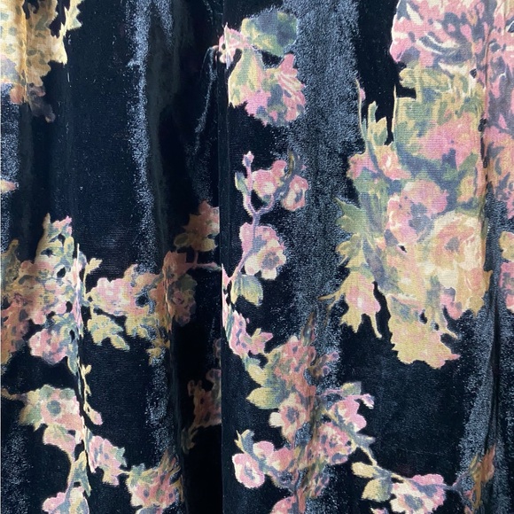 Gimmicks by BKE Black Floral Tunic - Picture 6 of 9